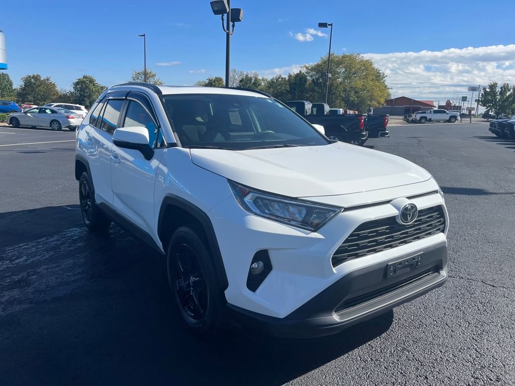 2020 Toyota RAV4 XLE photo 4