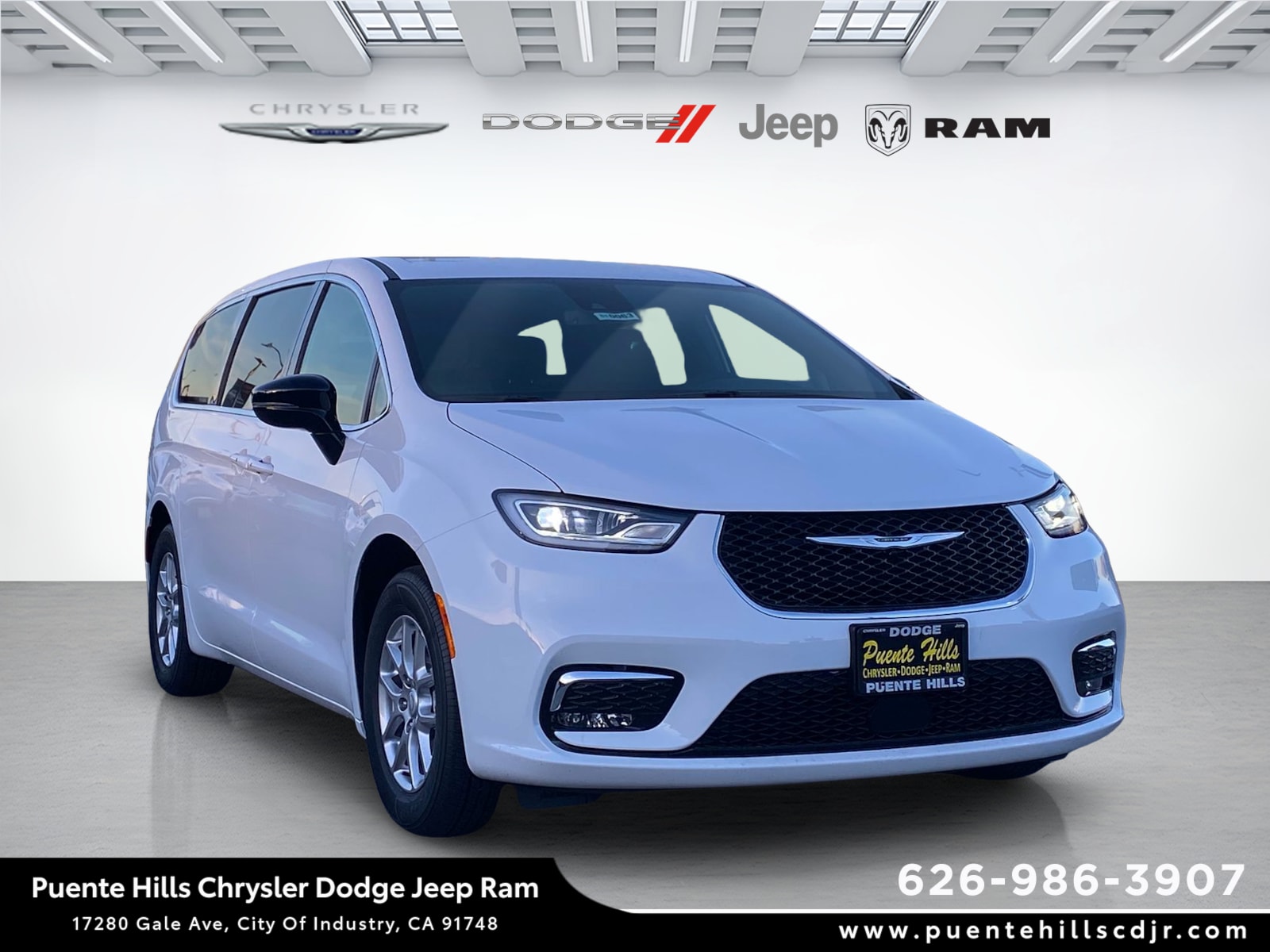 2026 Chrysler Pacifica Select's photo