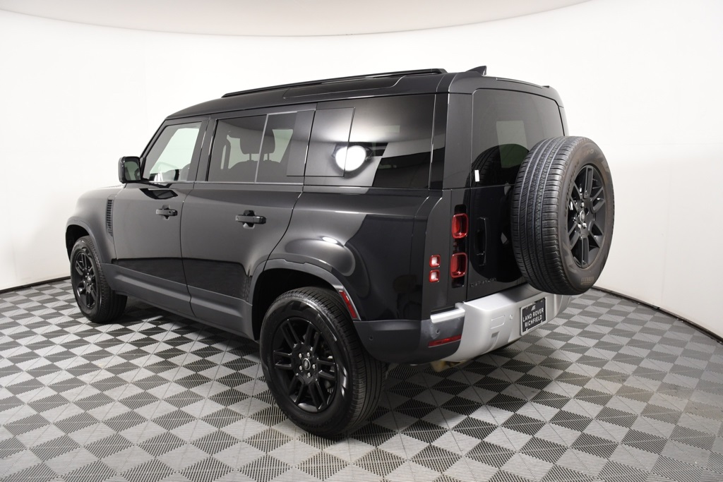 2025 Land Rover Defender 110 S photo 3