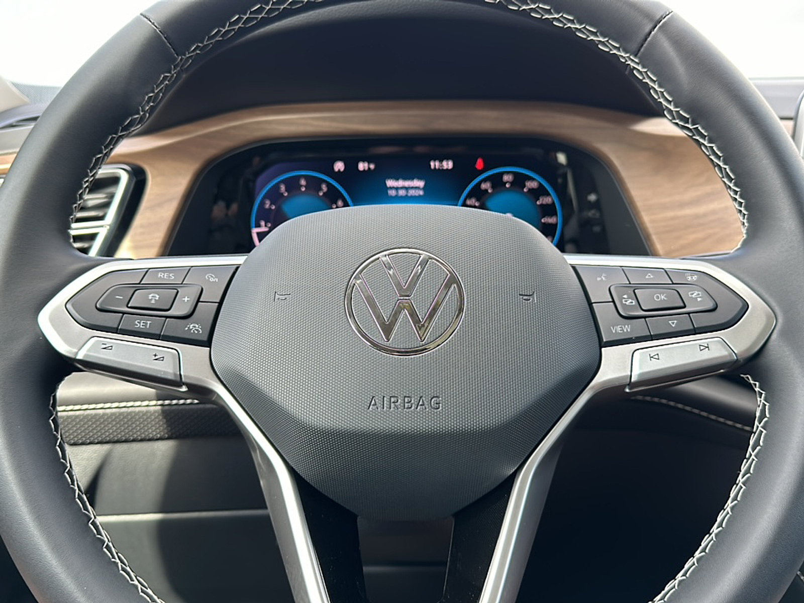 New 2025 Pure White Volkswagen 2.0T SE w/Technology image 19