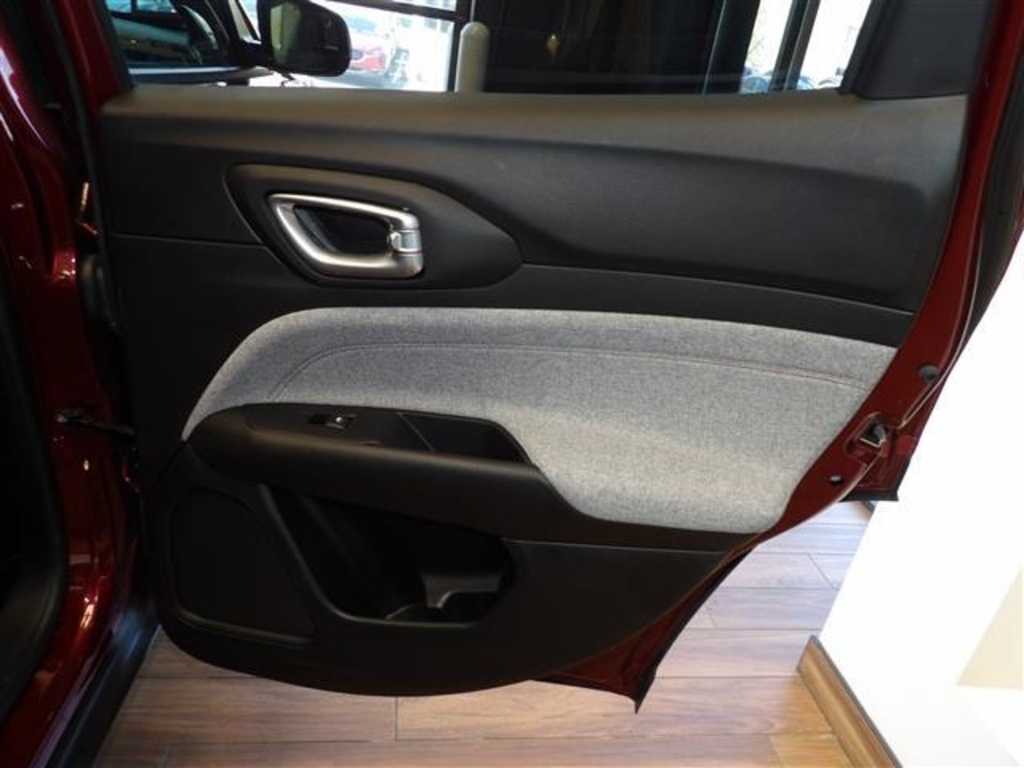 2022 Jeep Compass Latitude Lux photo 14