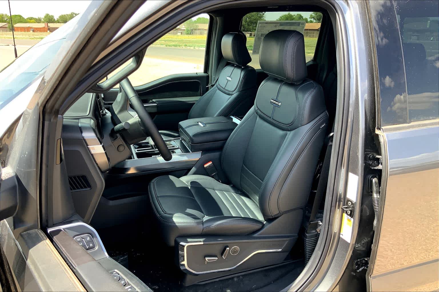 2025 Ford F-150 Platinum photo 9