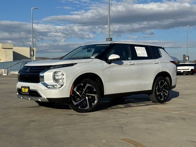 2024 Mitsubishi Outlander SE's photo