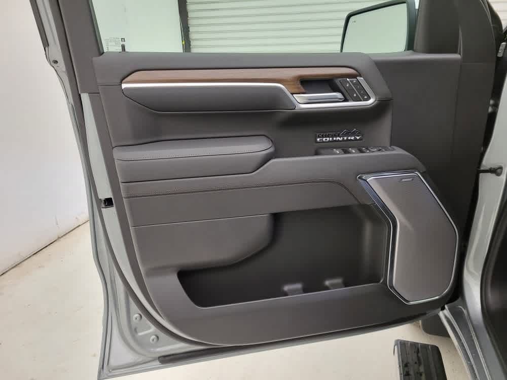 2025 Chevrolet Silverado High Country photo 34