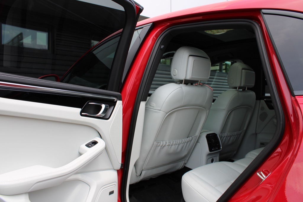 2025 Porsche Macan T photo 21