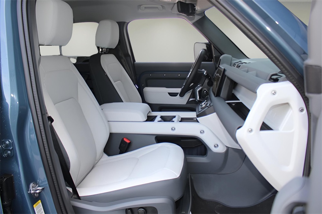 2025 Land Rover Defender 110 S photo 17