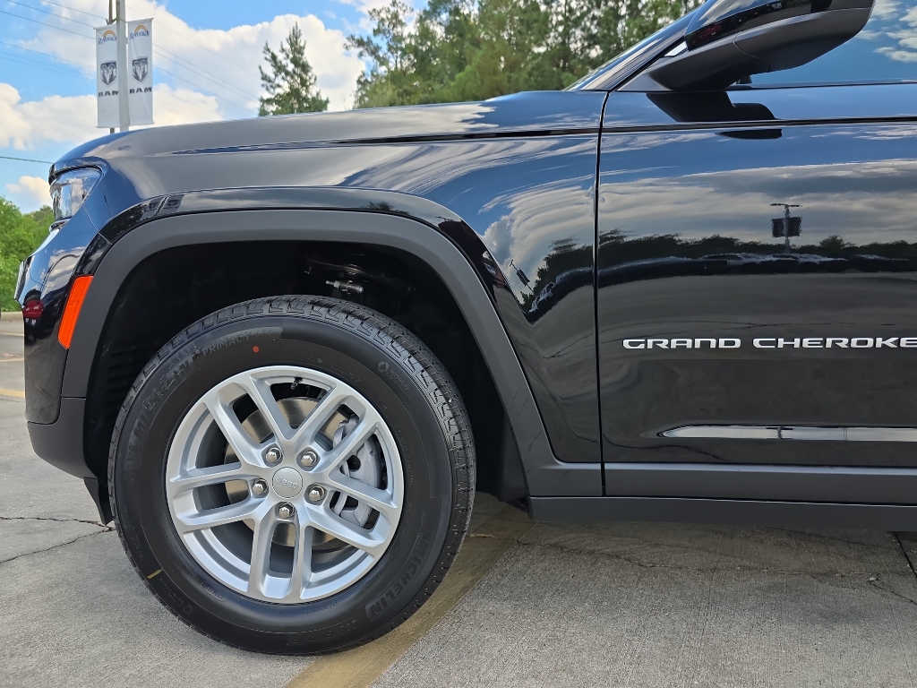 2025 Jeep Grand Cherokee Laredo X photo 3