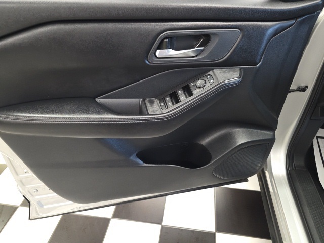 2024 Nissan Rogue SV photo 13