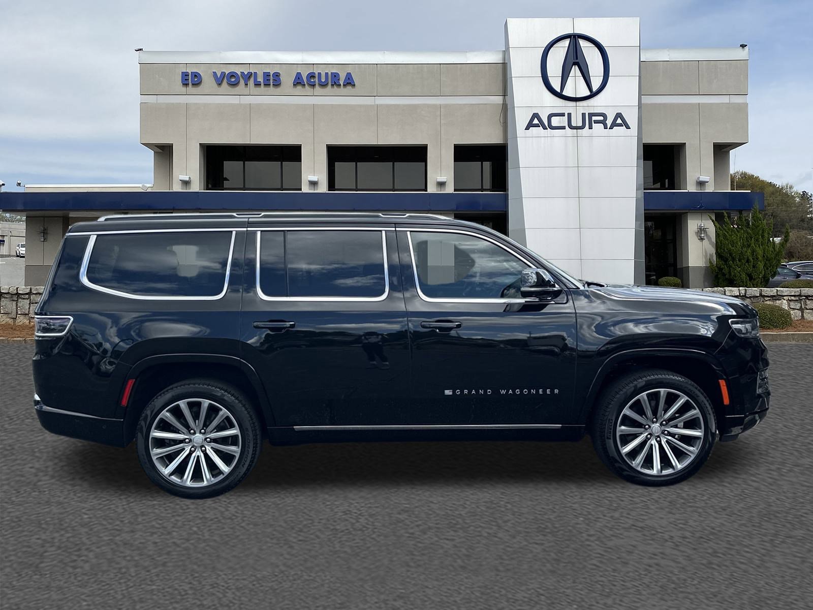 2023 Jeep Grand Wagoneer II photo 4