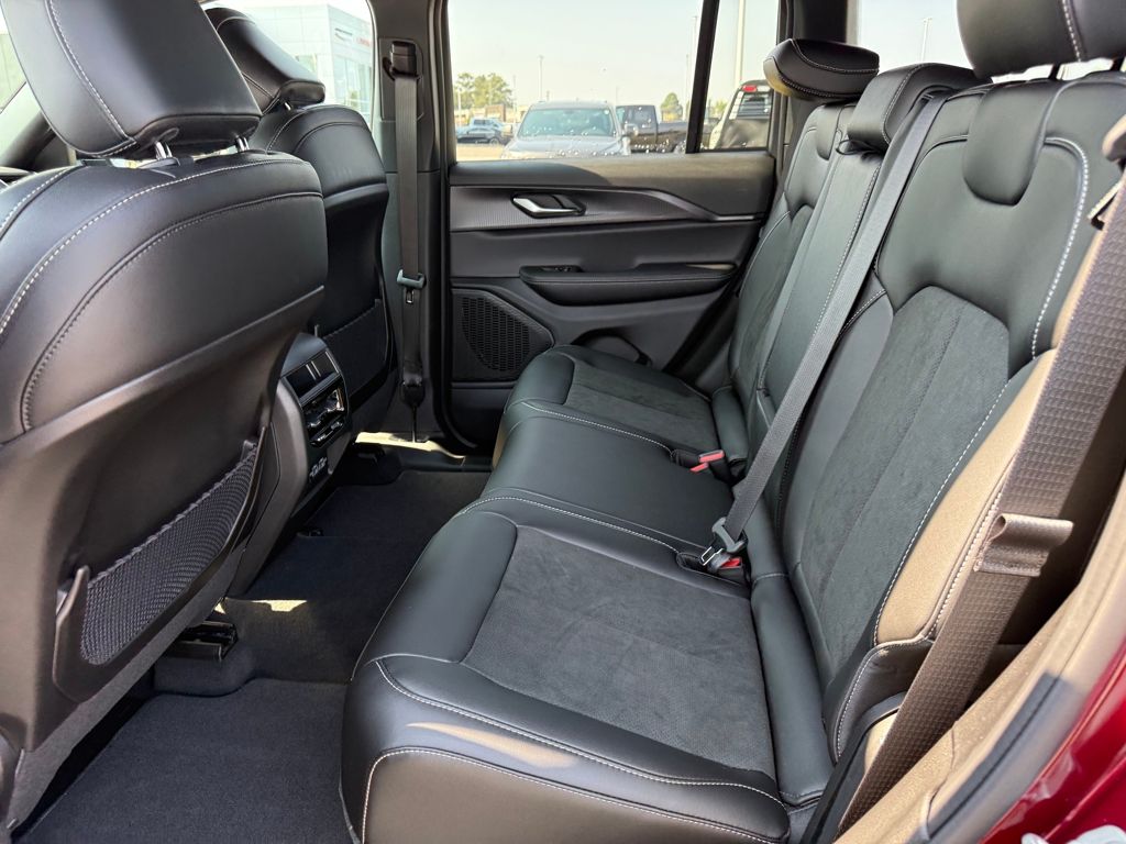 2025 Jeep Grand Cherokee Altitude photo 23