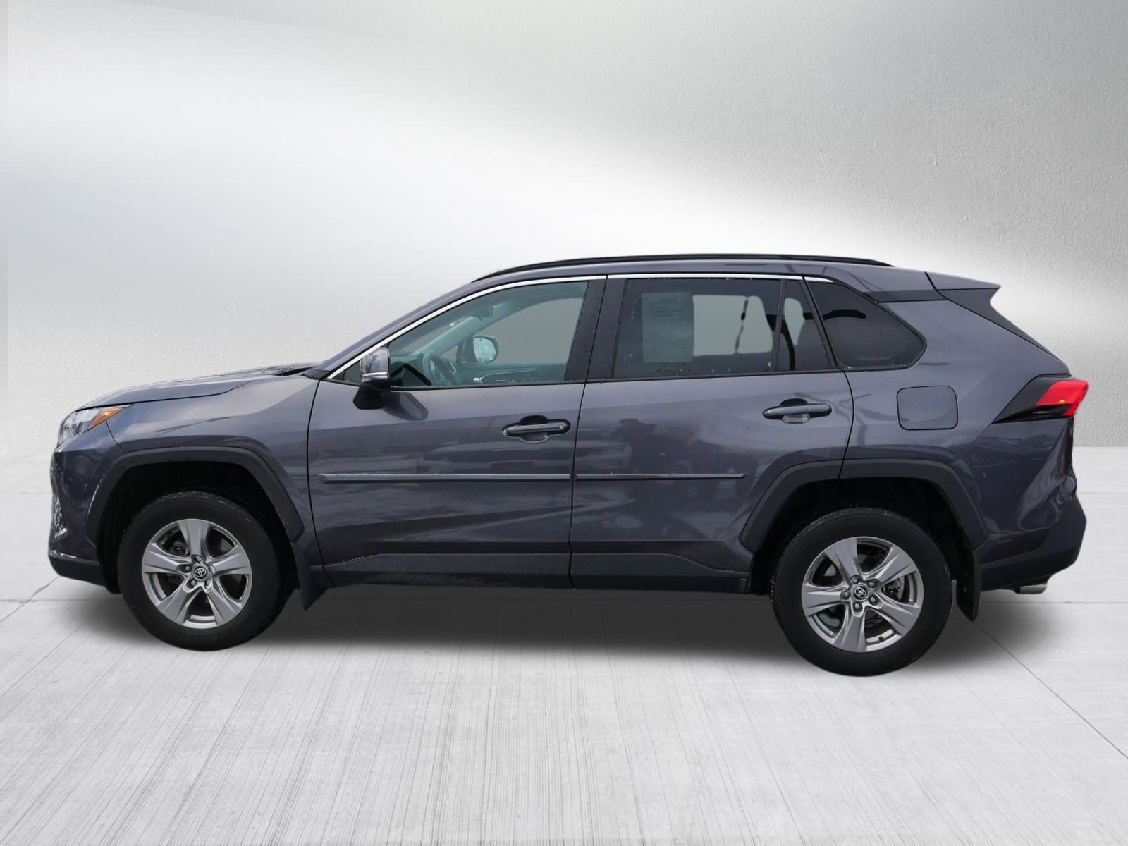 2022 Toyota RAV4 XLE photo 2
