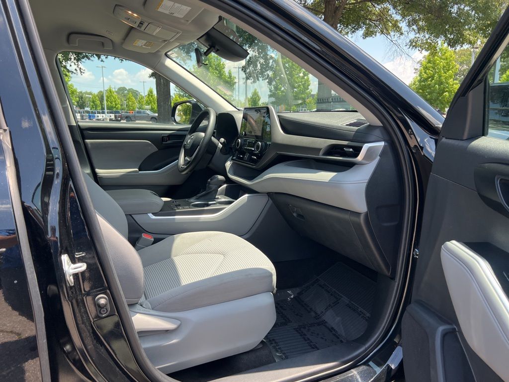 2023 Toyota Highlander L photo 19