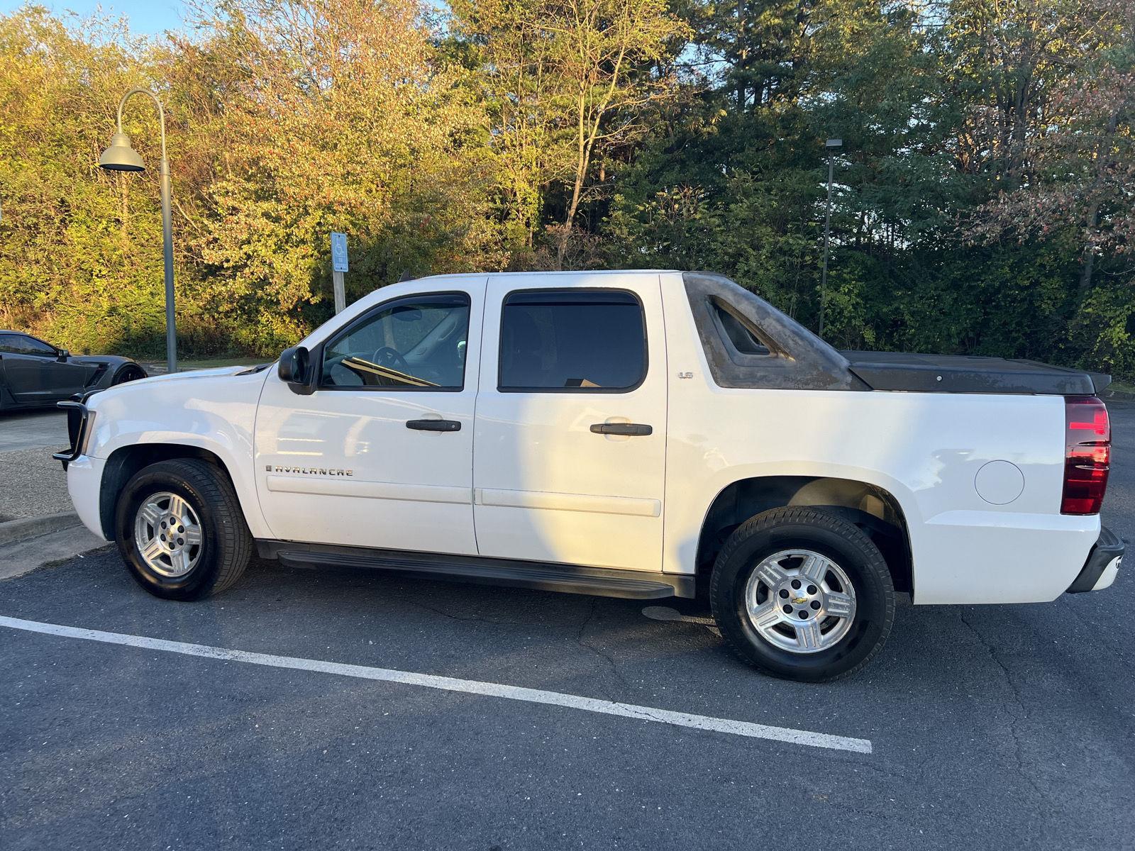 Used 2008 Chevrolet Avalanche LS with VIN 3GNEC12008G281330 for sale in Waynesboro, VA