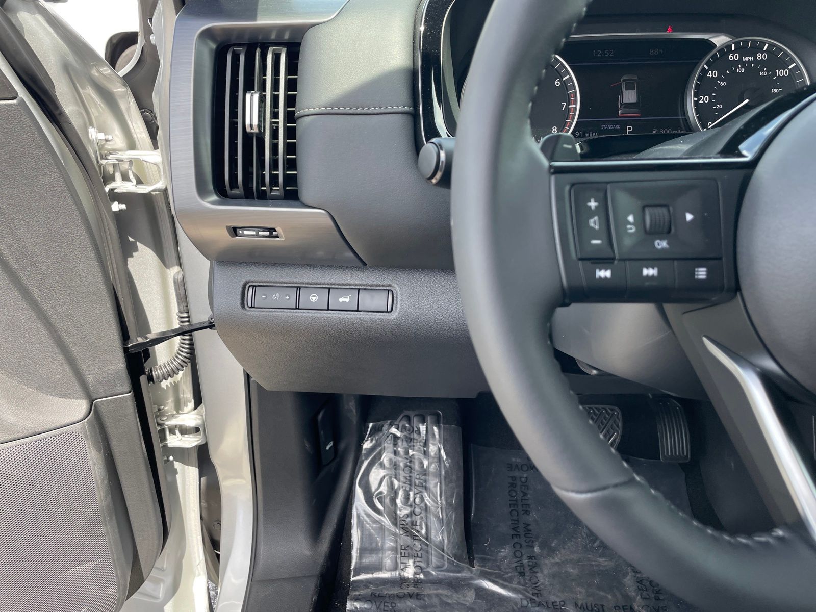 2025 Nissan Pathfinder SL photo 10