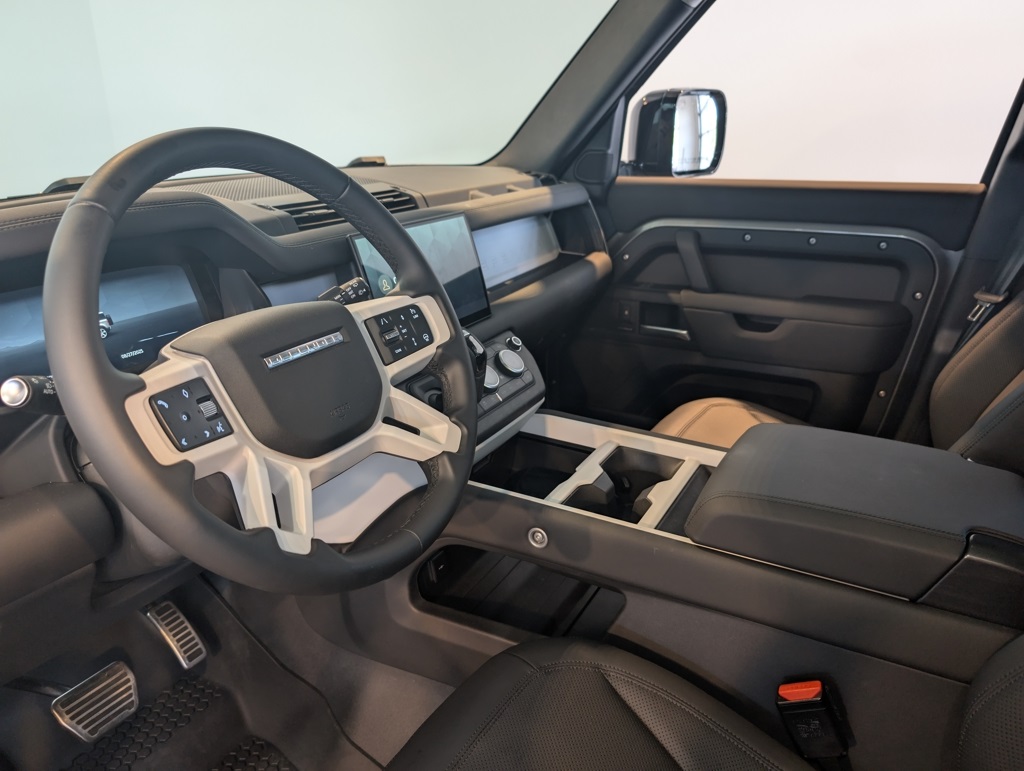 2025 Land Rover Defender 110 S photo 14