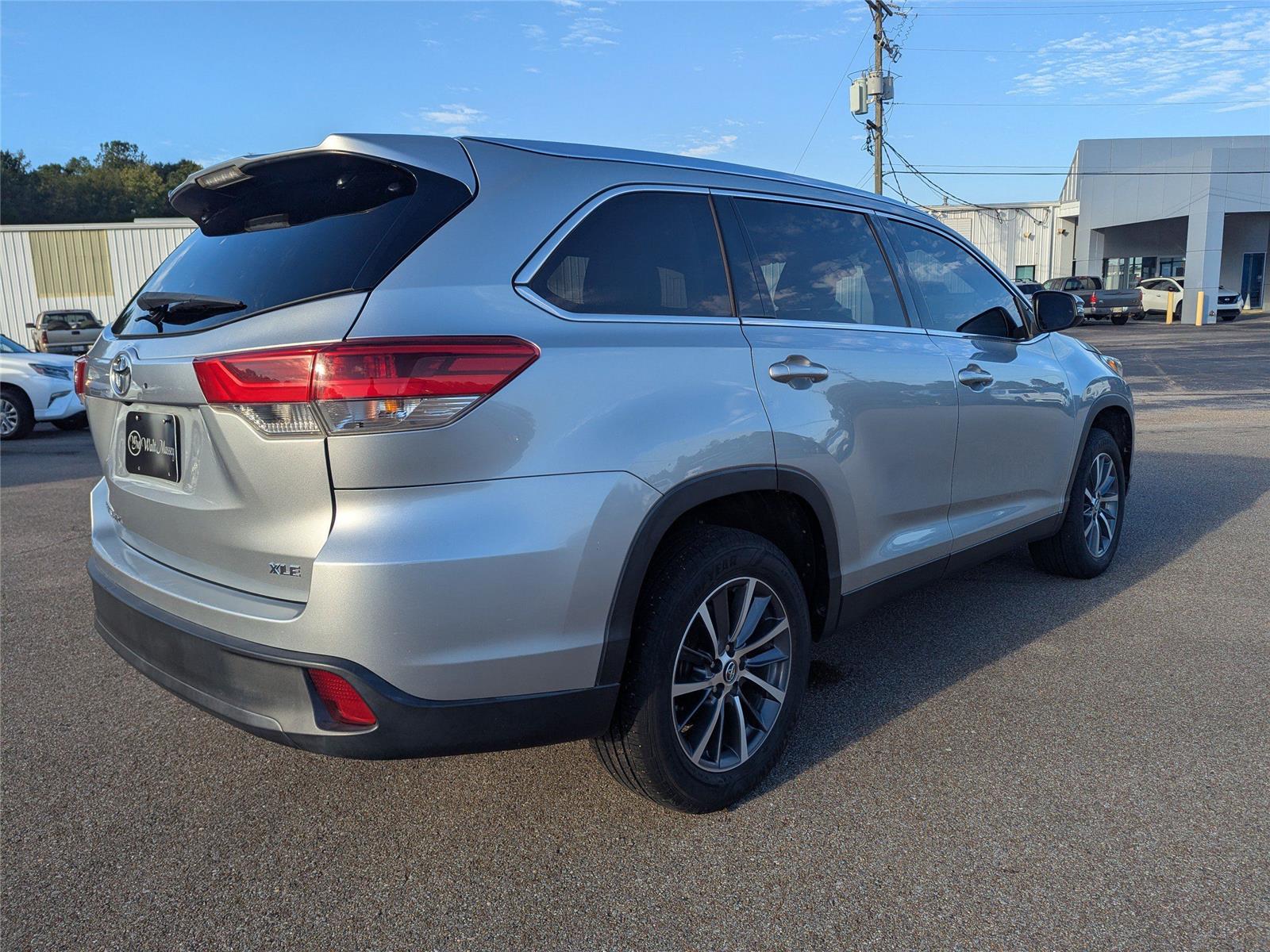 2019 Toyota Highlander SE photo 3