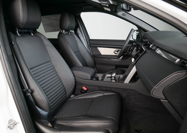 2024 Land Rover Discovery Sport SE photo 3