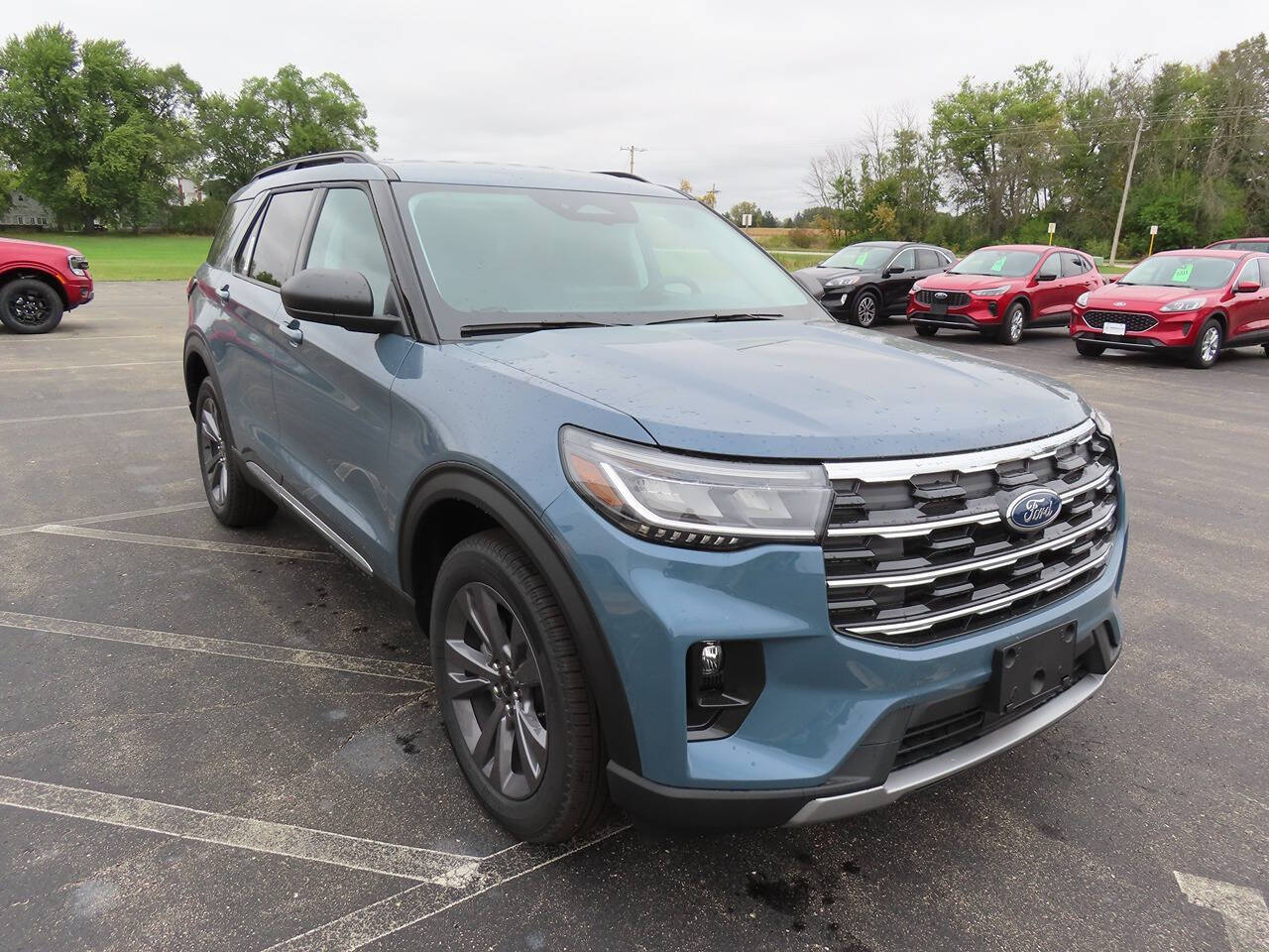 2025 Ford Explorer photo 2