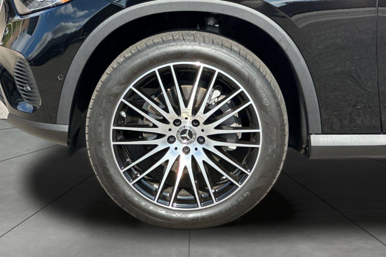 2025 Mercedes Benz GLC 300 photo 3