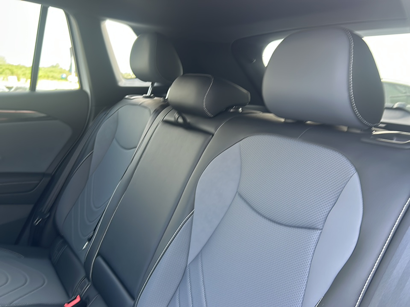2025 Volkswagen Tiguan SE R-Line Black photo 11