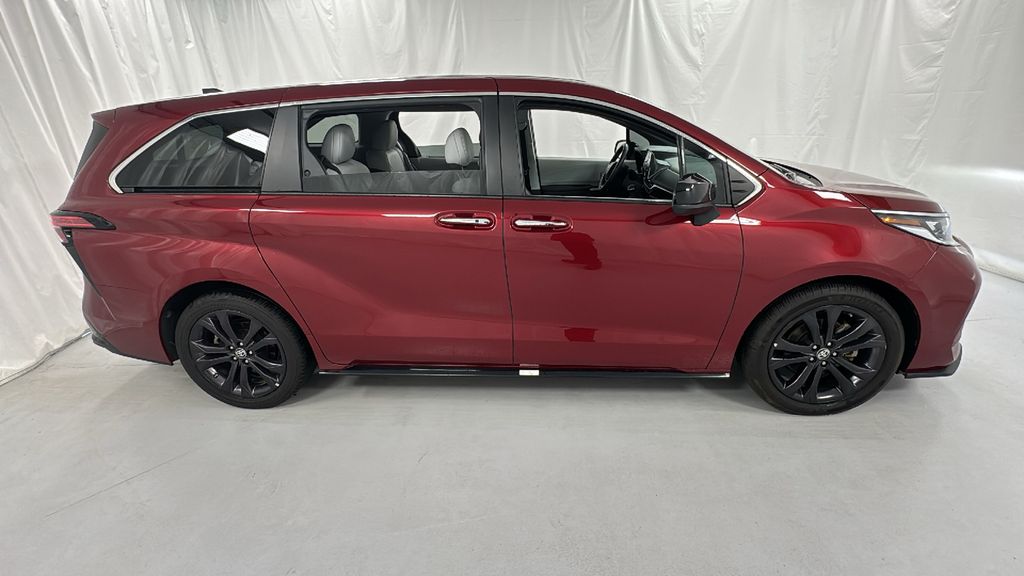 2023 Toyota Sienna XSE photo 2