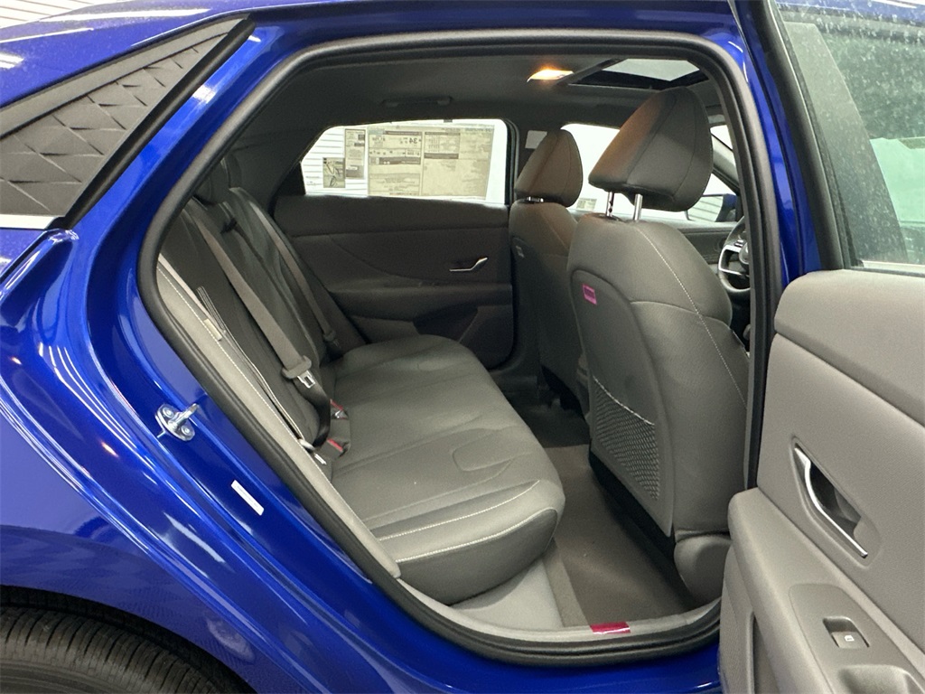 2025 Hyundai Elantra SEL Convenience photo 17