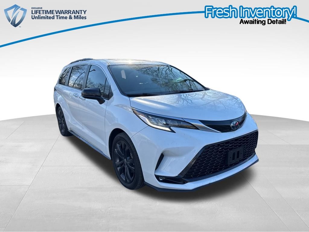 2023 Toyota Sienna XSE's photo