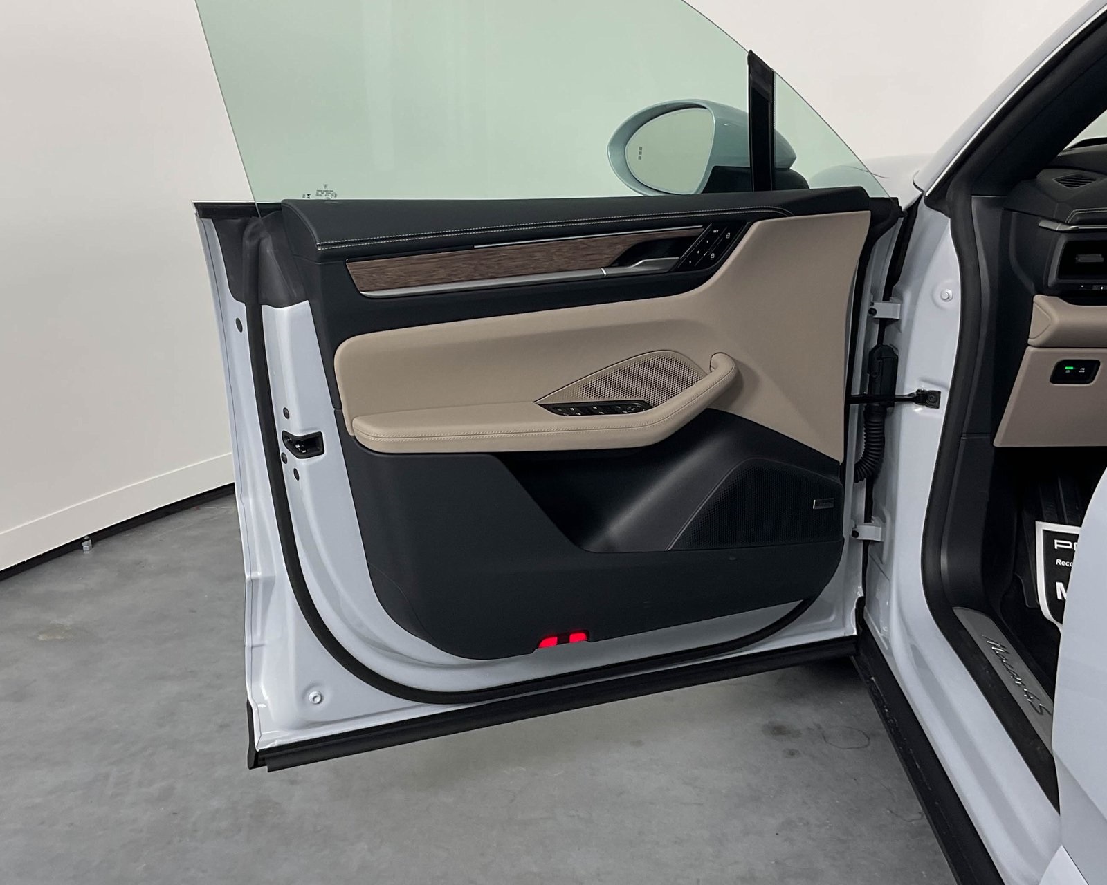 2025 Porsche Macan Electric photo 13