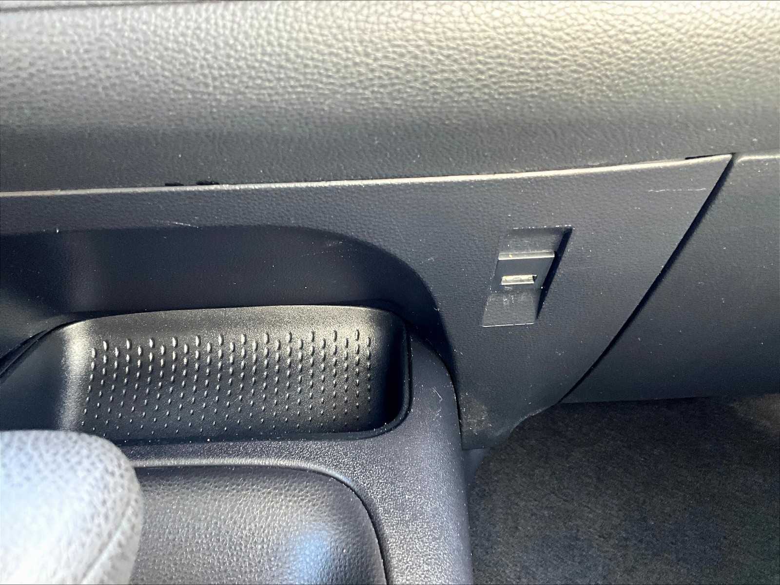 2021 Toyota Corolla LE photo 26