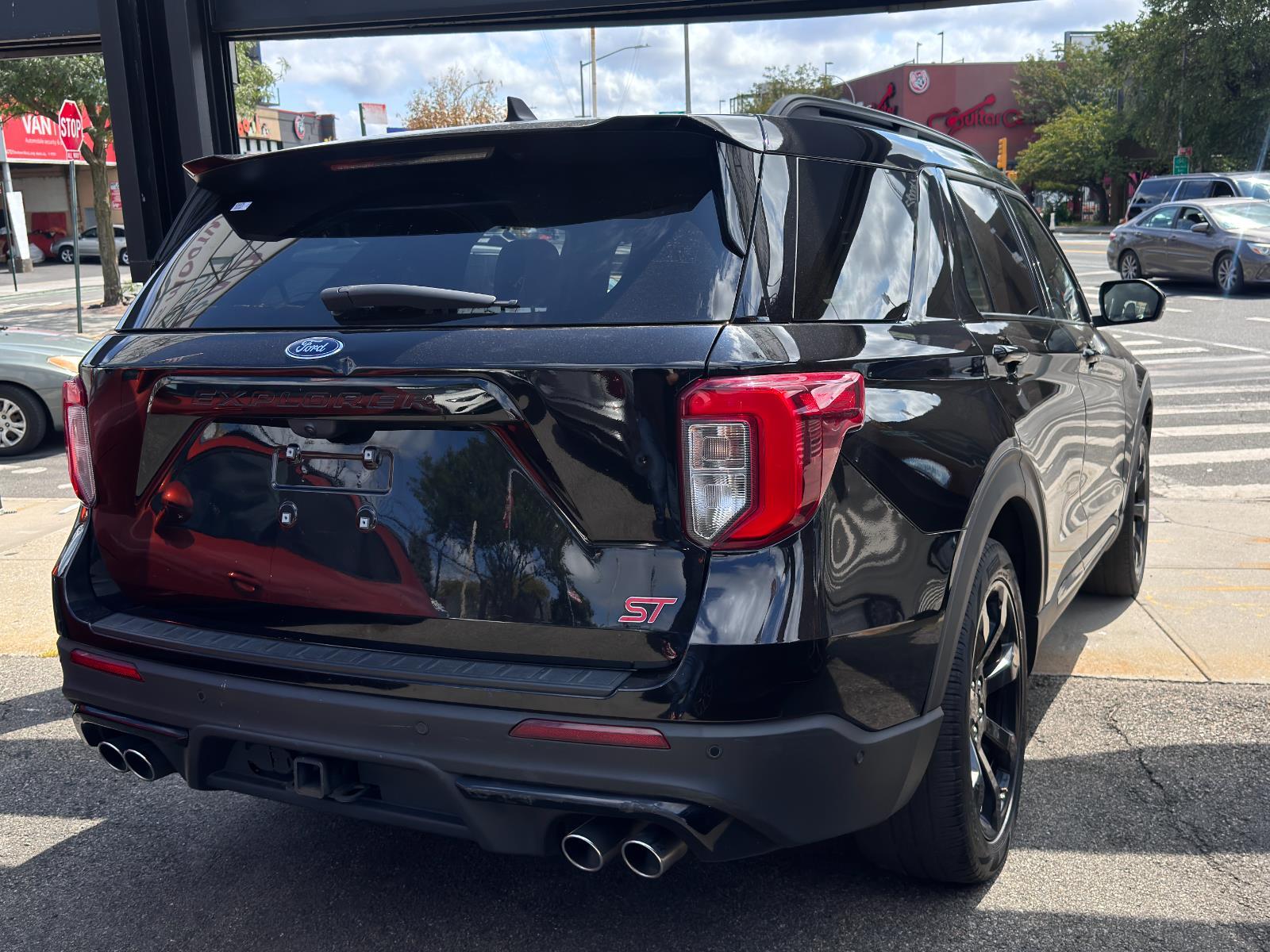 2022 Ford Explorer ST photo 3