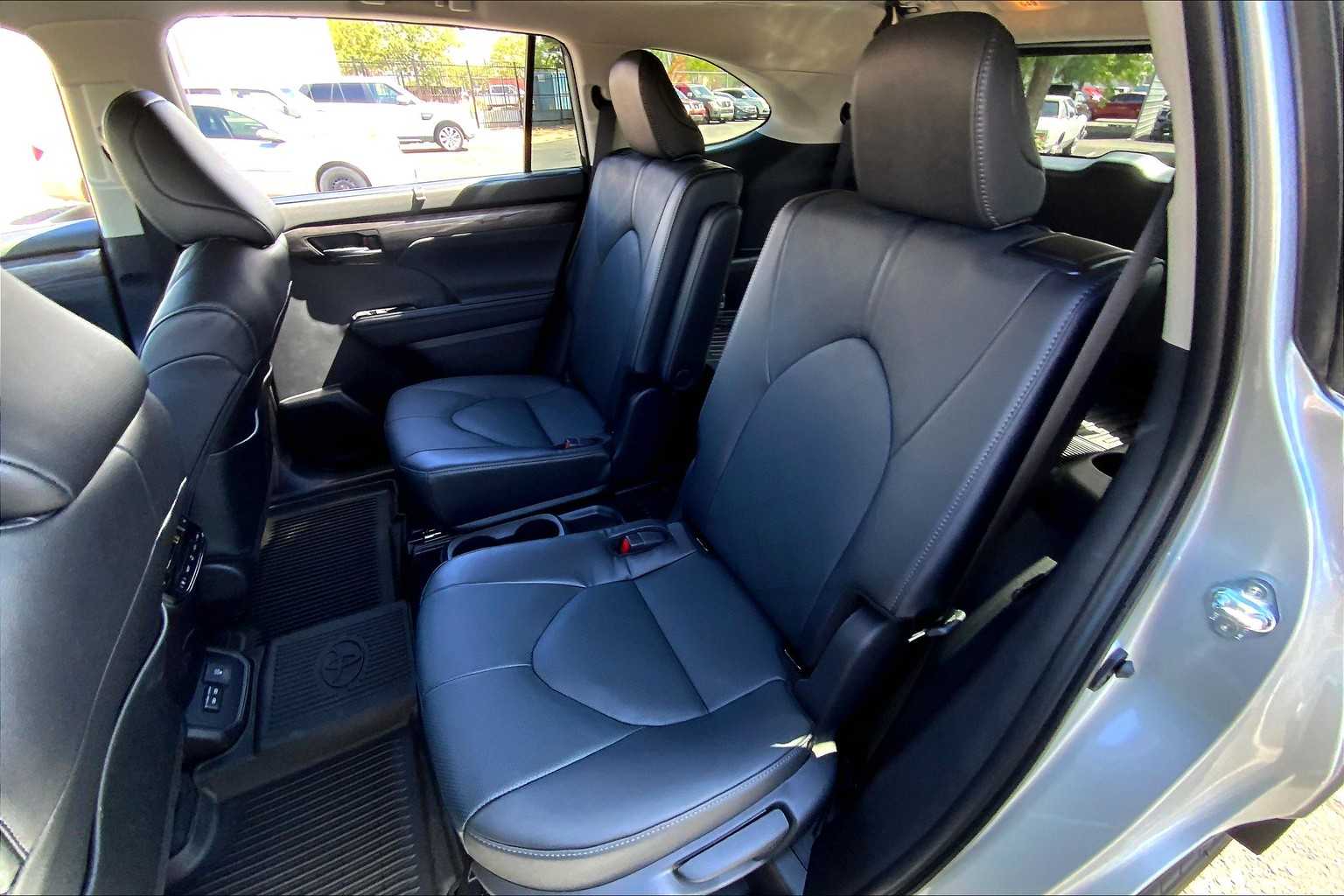 2025 Toyota Highlander Platinum photo 17