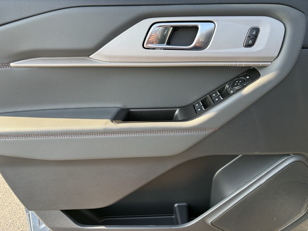 2025 Ford Explorer photo 20