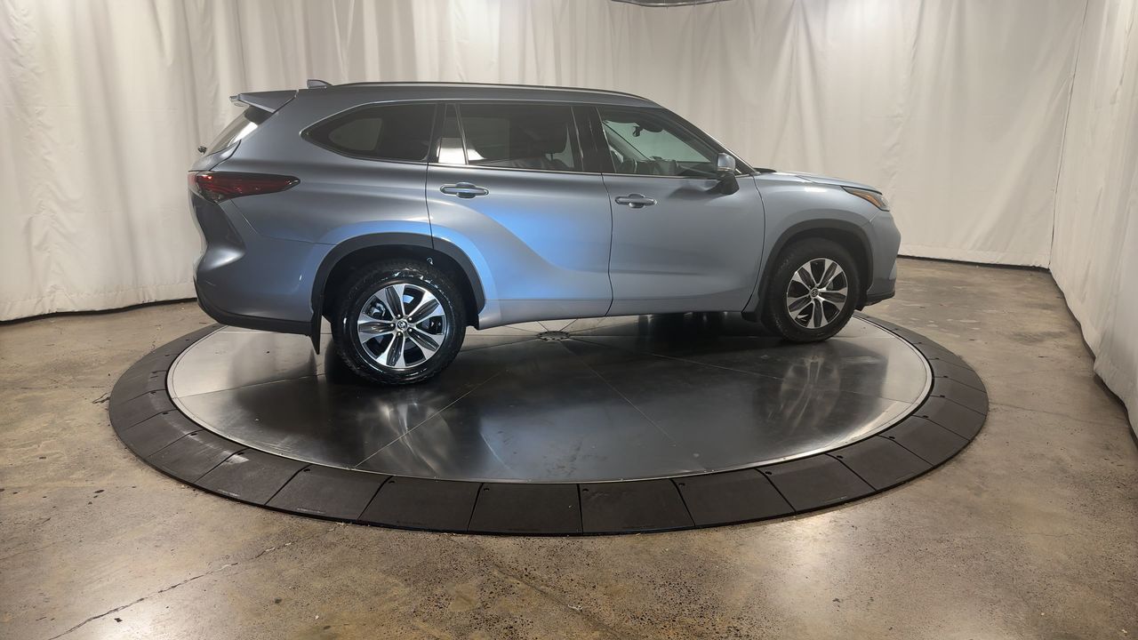 2021 Toyota Highlander XLE photo 2