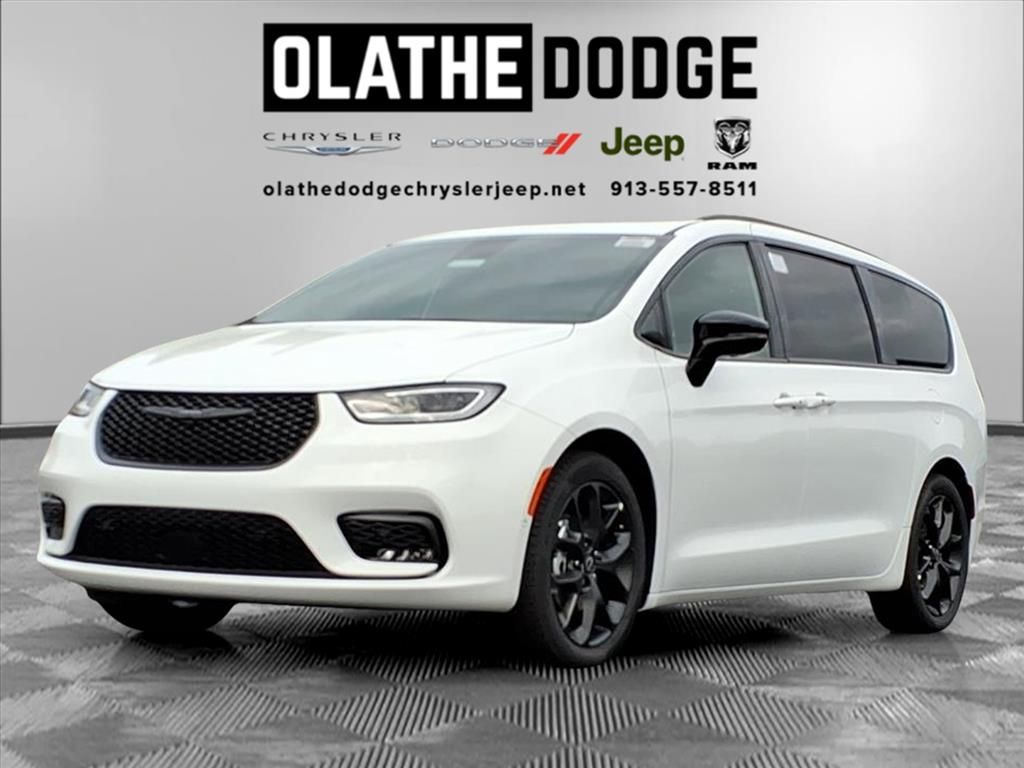 2026 Chrysler Pacifica Limited's photo