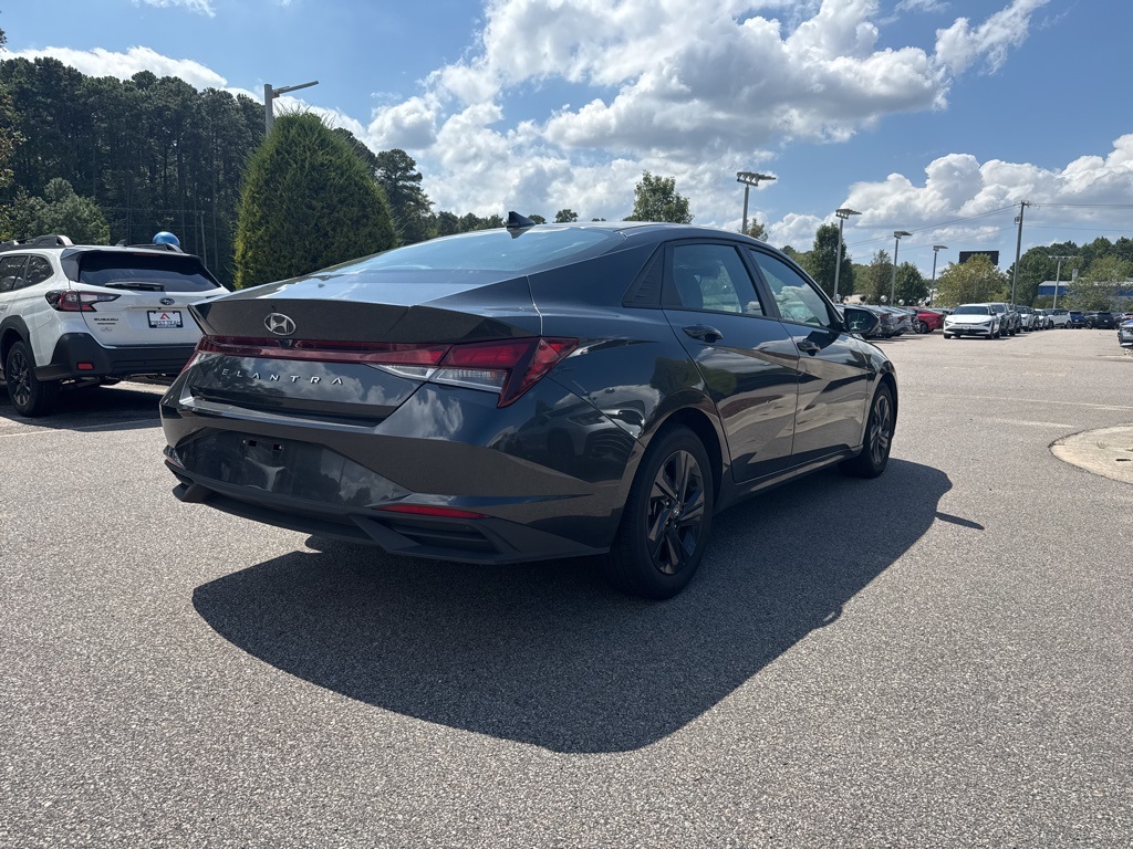 2023 Hyundai Elantra SEL photo 2
