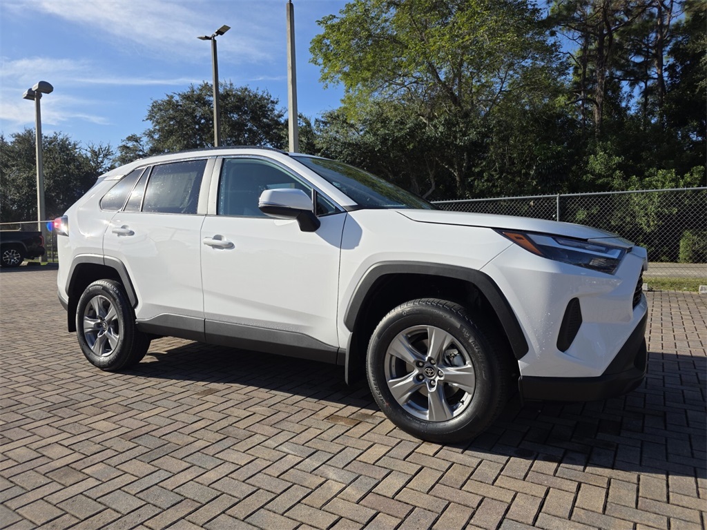 2025 Toyota RAV4 XLE's photo