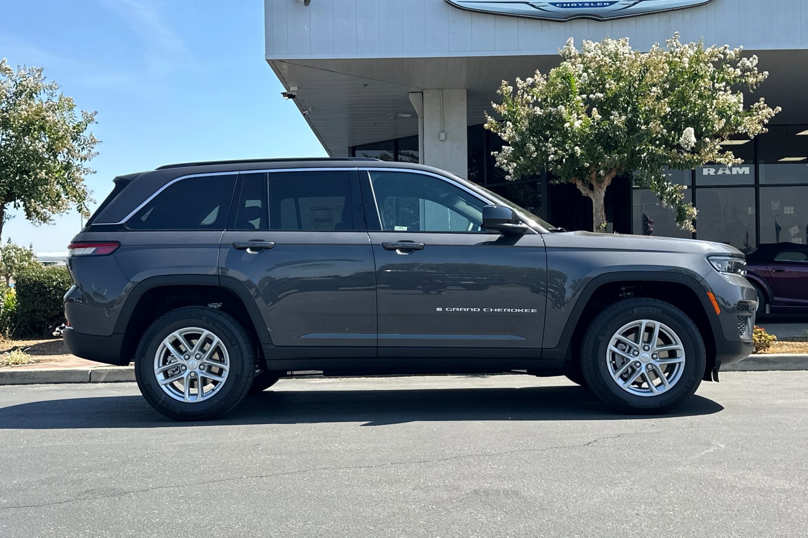 2025 Jeep Grand Cherokee Laredo X photo 3