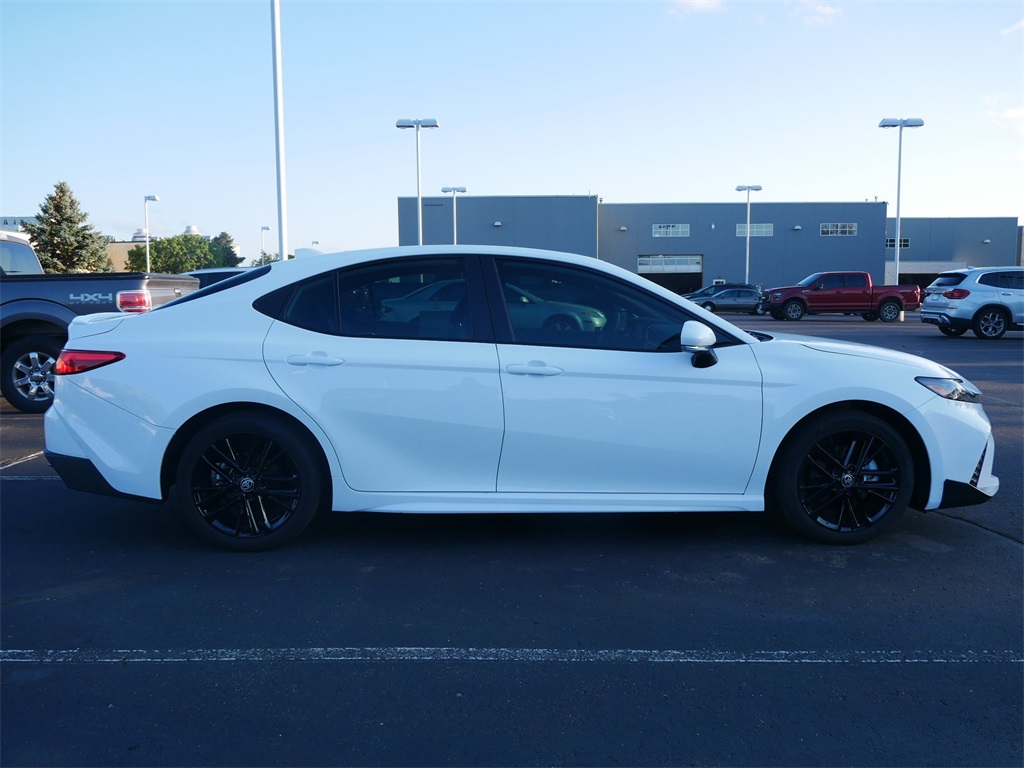 2025 Toyota Camry SE photo 3
