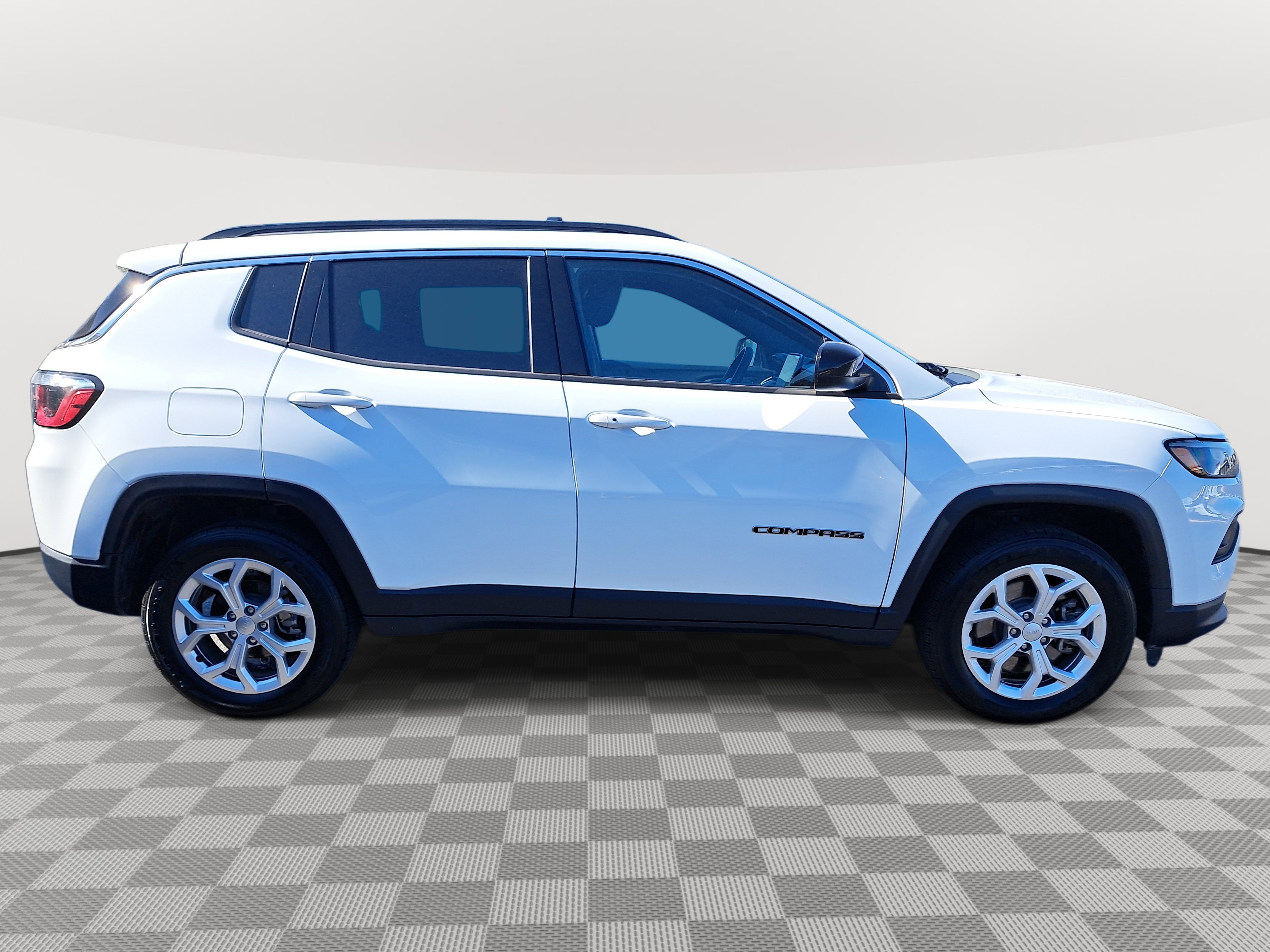 2024 Jeep Compass Latitude photo 3