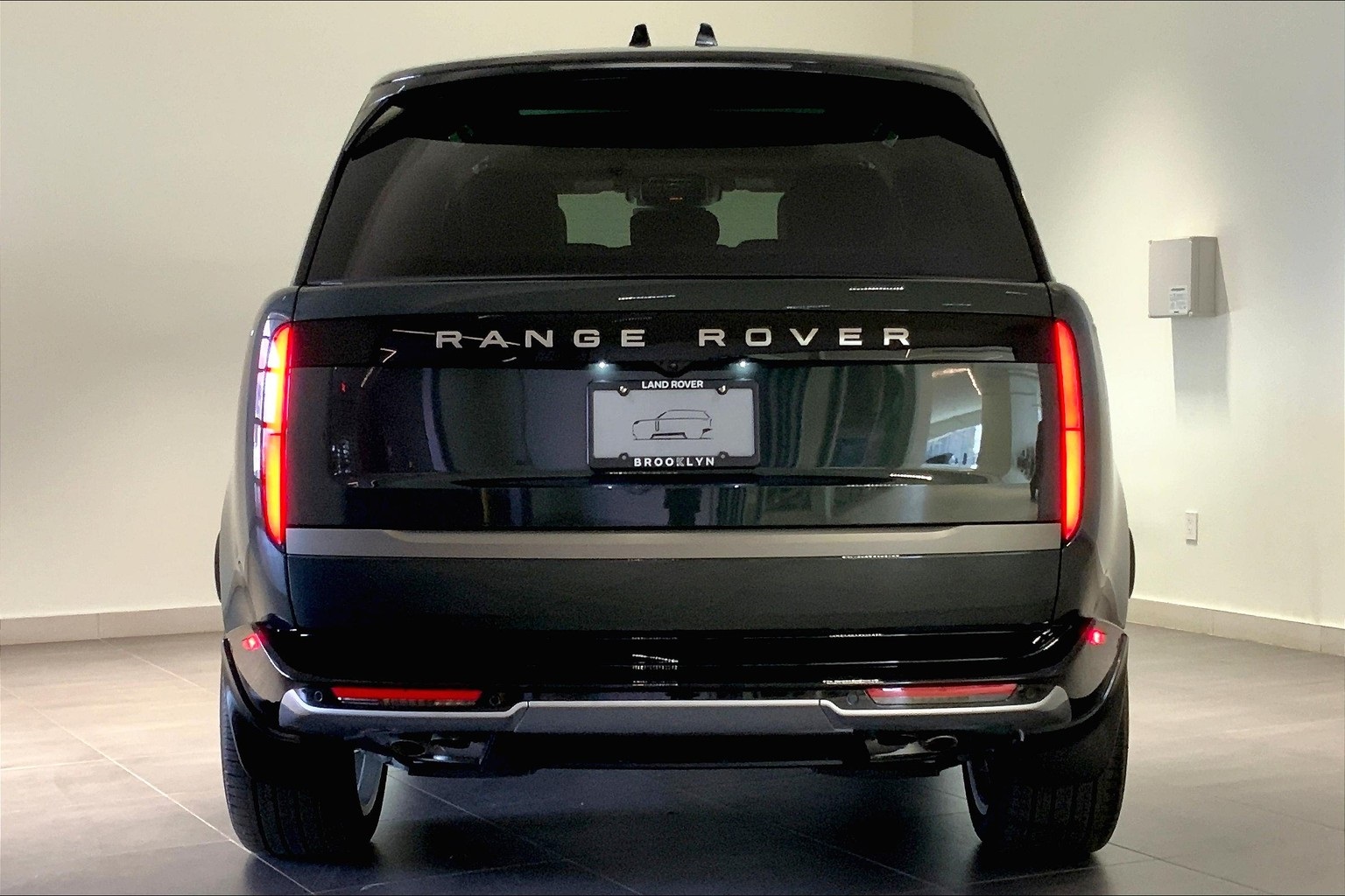 2025 Land Rover Range Rover SE photo 3