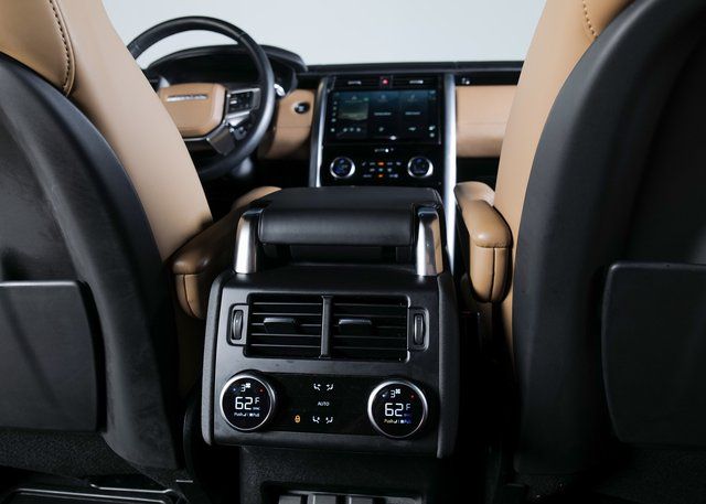 2023 Land Rover Discovery Metropolitan Edition photo 10