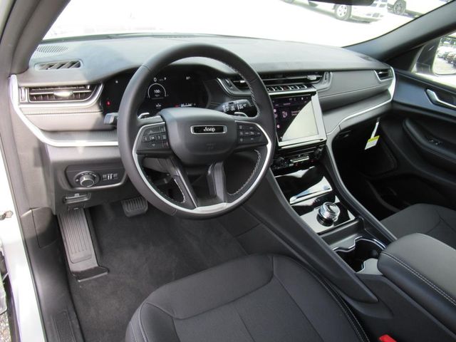 2025 Jeep Grand Cherokee Laredo photo 15