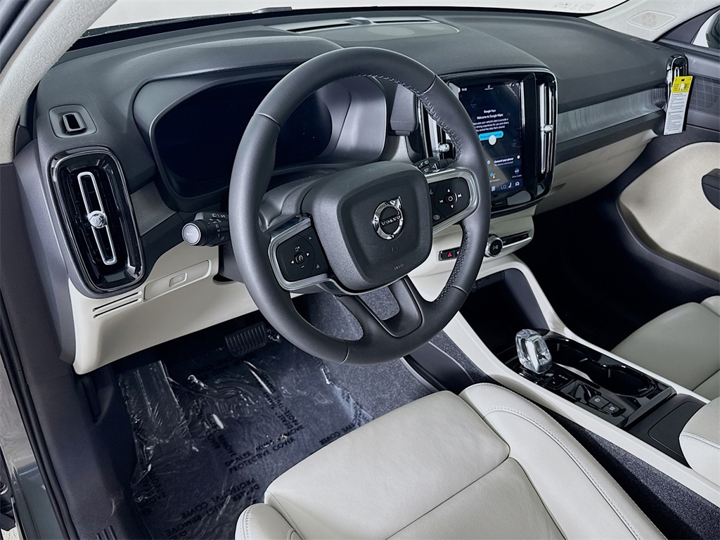 2026 Volvo XC40 Plus photo 9