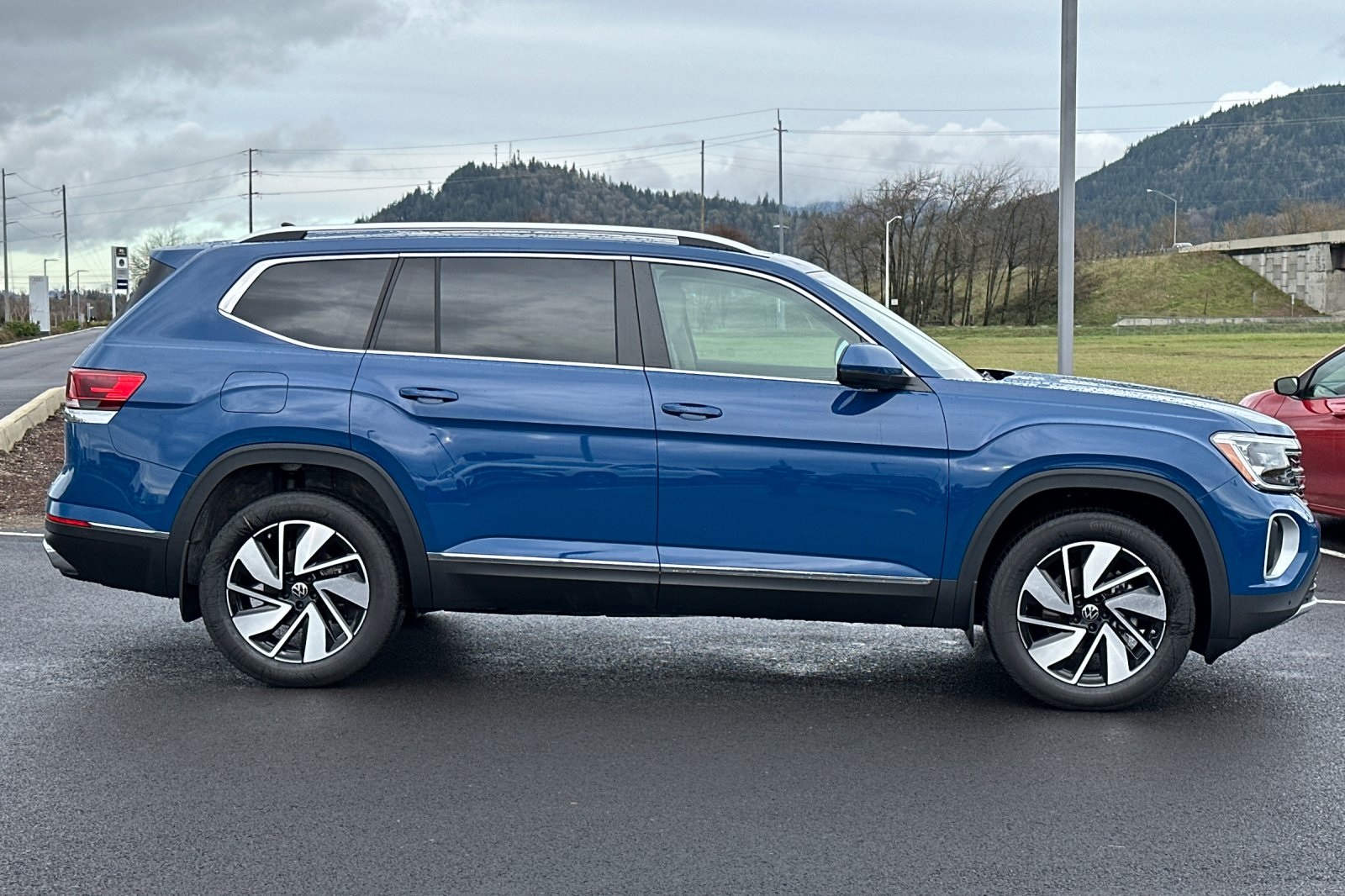 2025 Volkswagen Atlas SEL photo 2
