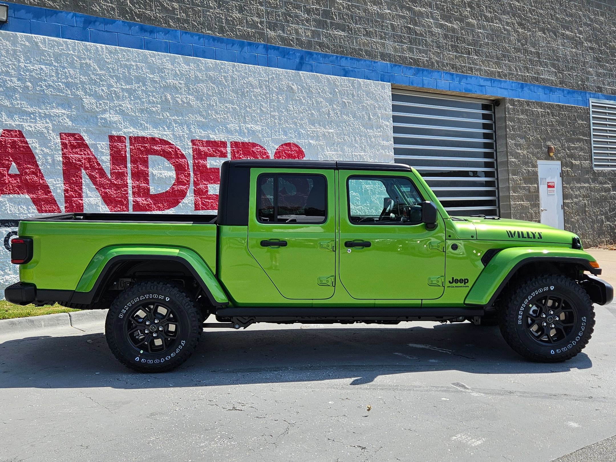 2025 Jeep Gladiator Willys photo 8
