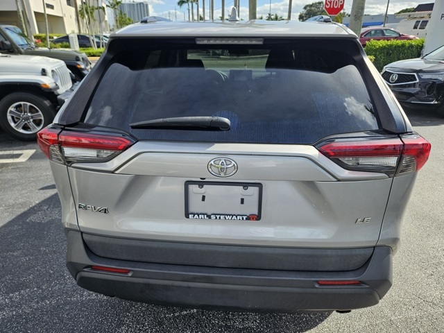 2019 Toyota RAV4 LE photo 3