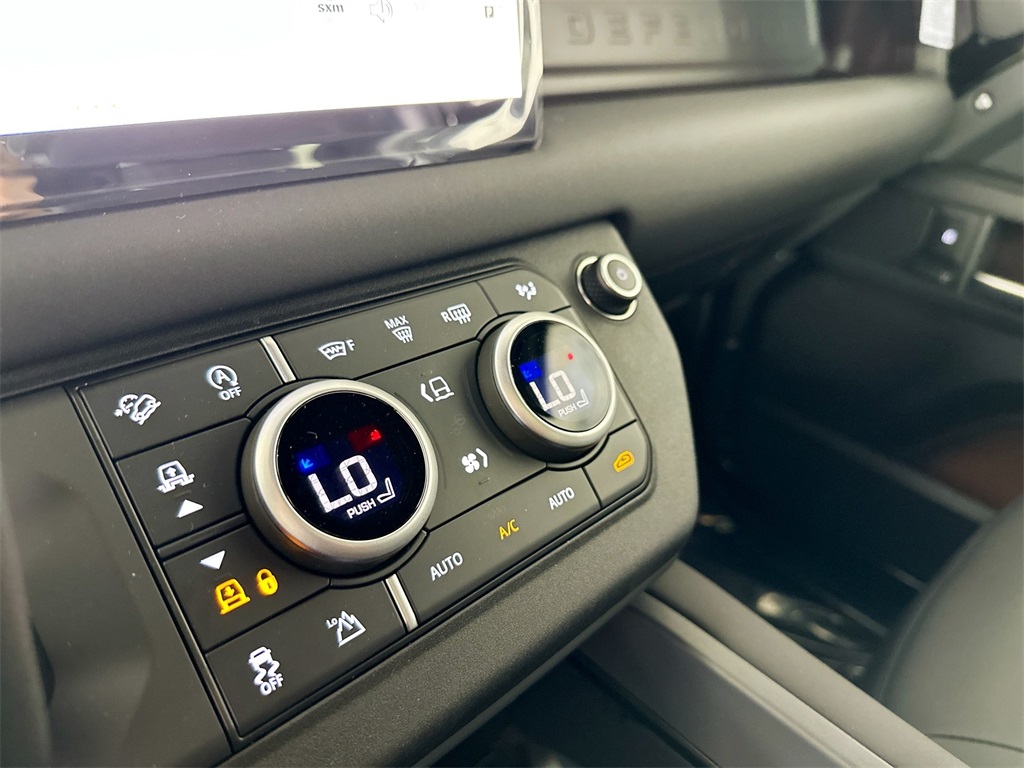 2025 Land Rover Defender 90 X-Dynamic SE photo 19