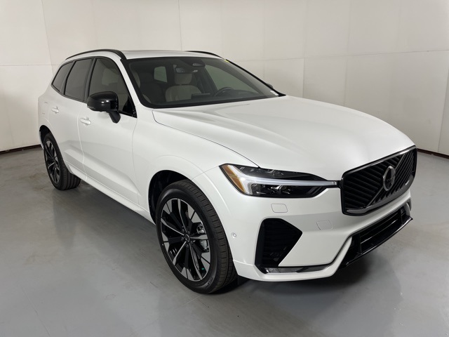 2026 Volvo XC60 Plus photo 2
