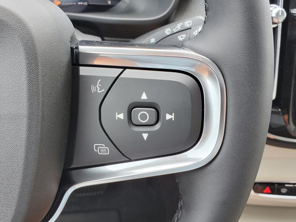 2026 Volvo XC40 photo 8