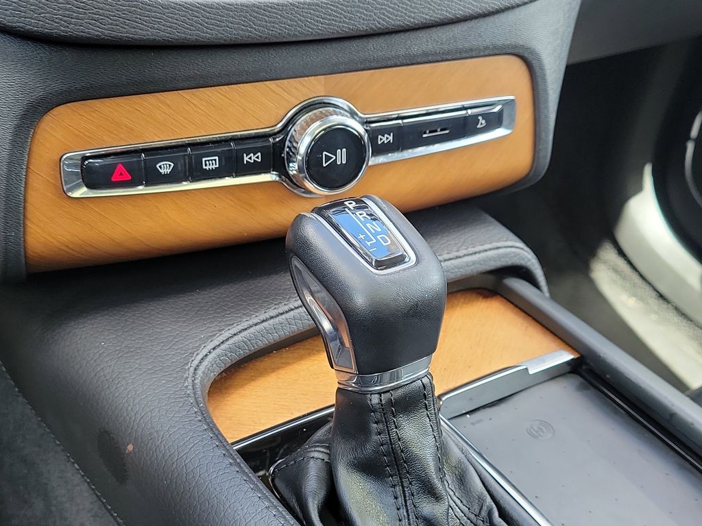 2021 Volvo XC90 T6 Momentum photo 21